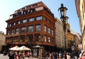 Kubistický dům u Černé Matky Boží, vrcholné dílo architekta Josefa Gočára, najdete na Starém Městě.
foto: cs.wikipedia.org